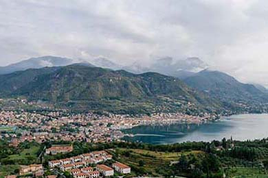 AC米兰豪取胜利，射手梅开二度助球队登顶，米兰最佳射手